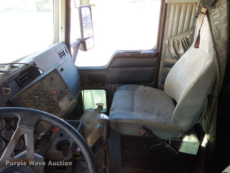 image for item DF8178 1998 Kenworth T600  semi truck