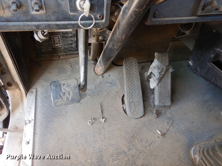 image for item DF8178 1998 Kenworth T600  semi truck