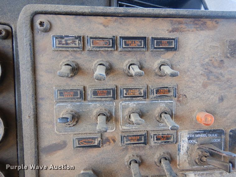 image for item DF8178 1998 Kenworth T600  semi truck