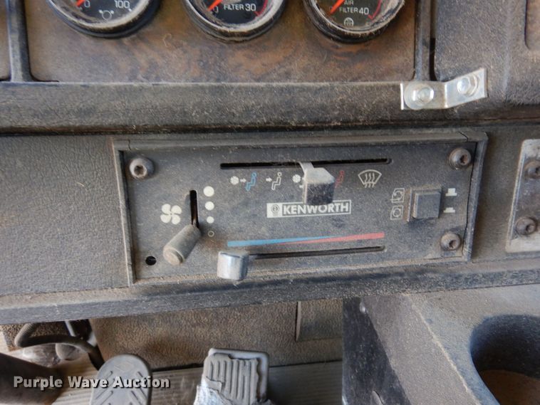 image for item DF8178 1998 Kenworth T600  semi truck