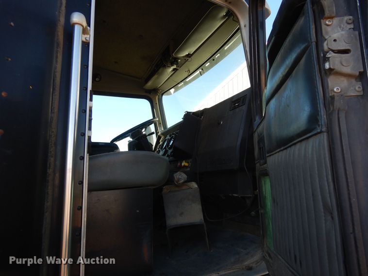 image for item DF8178 1998 Kenworth T600  semi truck