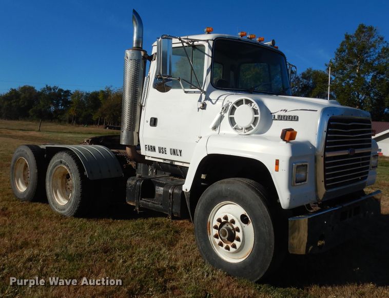 image for item DI6752 1991 Ford LT9000  semi truck