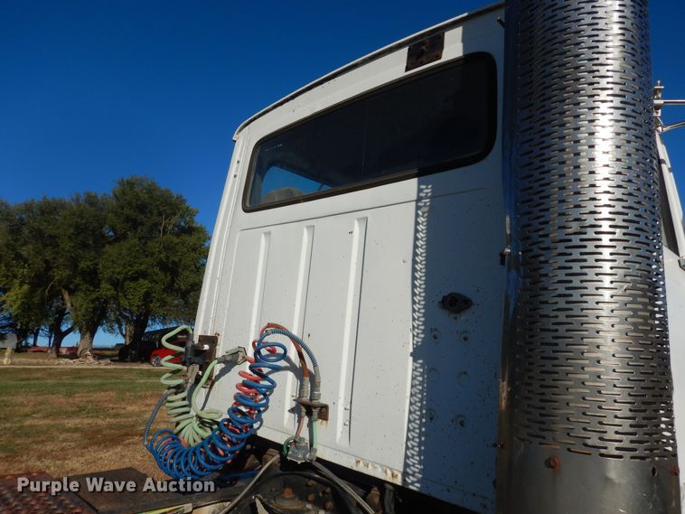 image for item DI6752 1991 Ford LT9000  semi truck