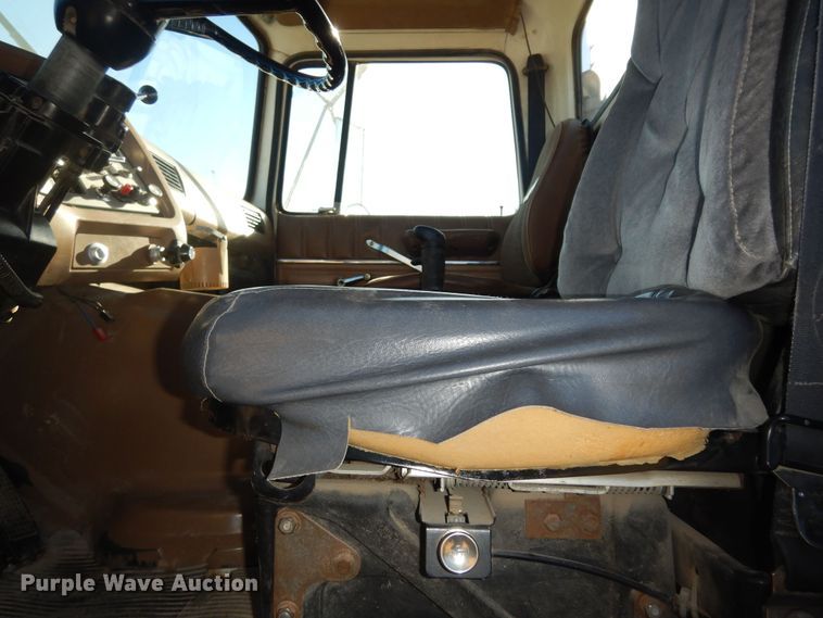 image for item DI6752 1991 Ford LT9000  semi truck