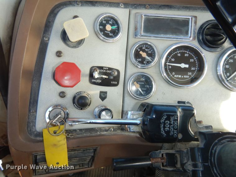 image for item DI6752 1991 Ford LT9000  semi truck