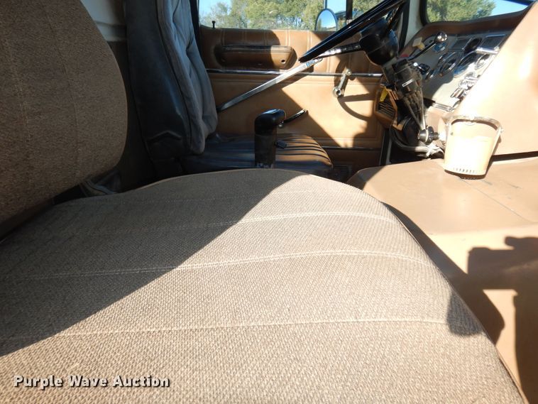 image for item DI6752 1991 Ford LT9000  semi truck