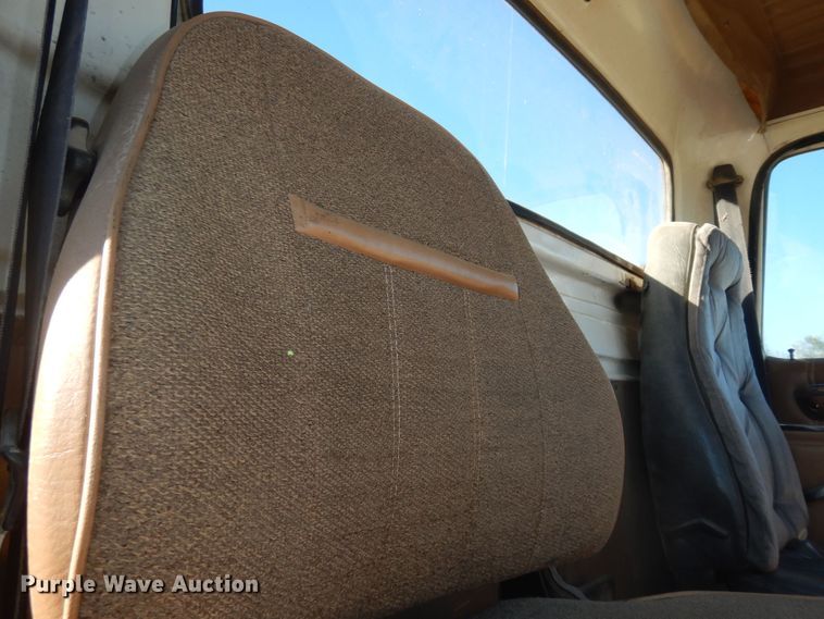 image for item DI6752 1991 Ford LT9000  semi truck