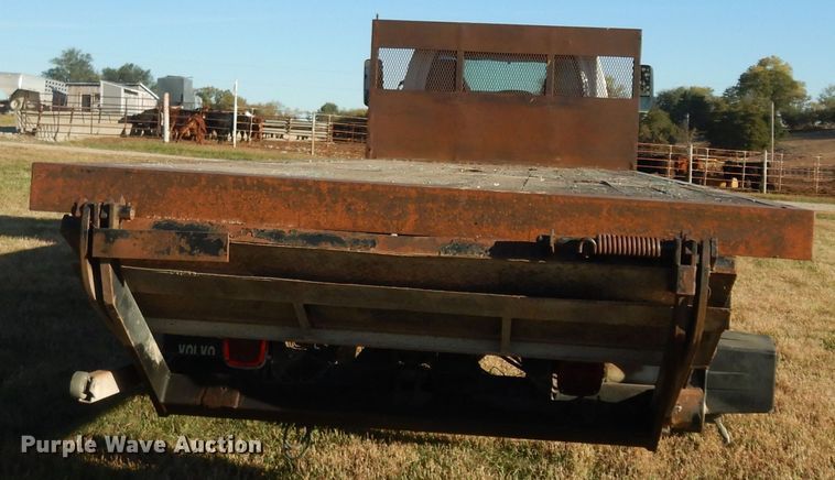 image for item DI6753 2004 GMC C7500  flatbed truck