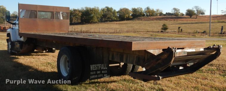 image for item DI6753 2004 GMC C7500  flatbed truck