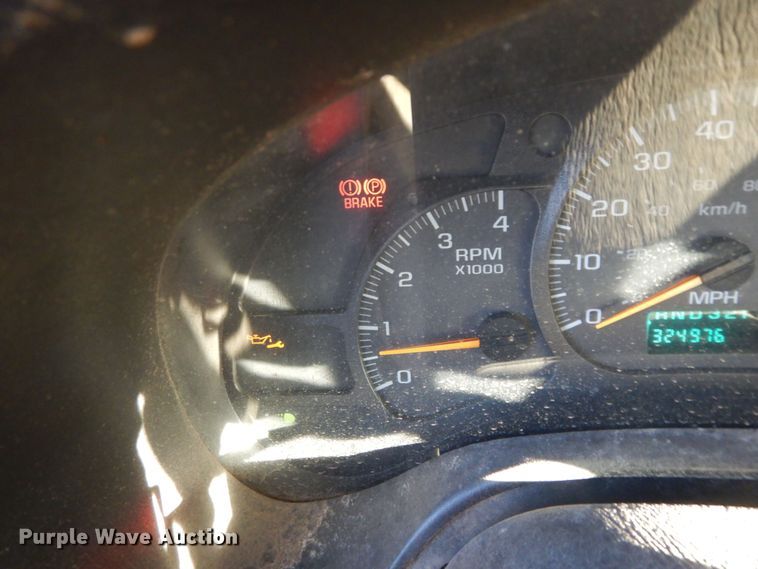 image for item DI6753 2004 GMC C7500  flatbed truck