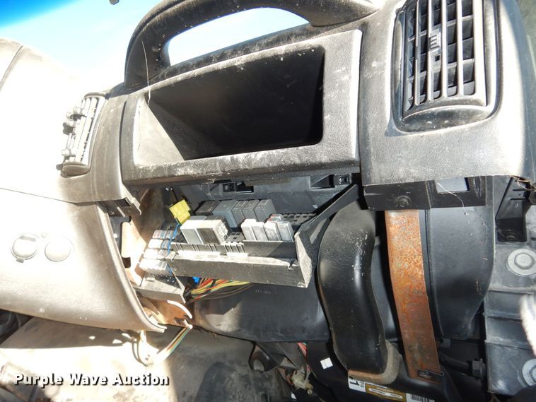 image for item DI6753 2004 GMC C7500  flatbed truck