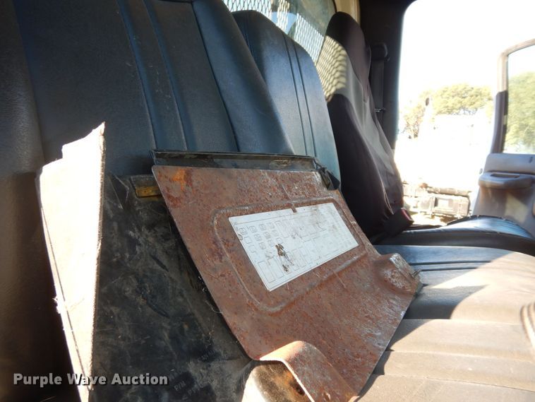 image for item DI6753 2004 GMC C7500  flatbed truck