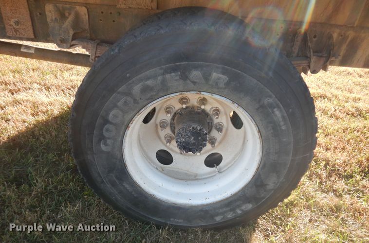 image for item DI6753 2004 GMC C7500  flatbed truck