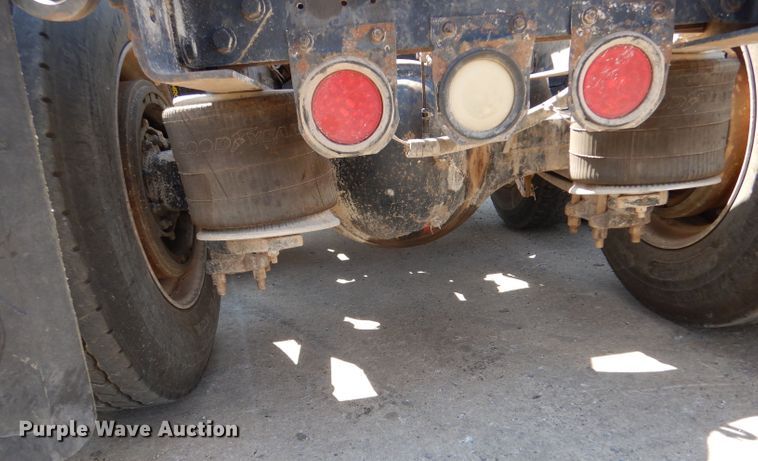 image for item DM2499 1993 Freightliner FLD  semi truck