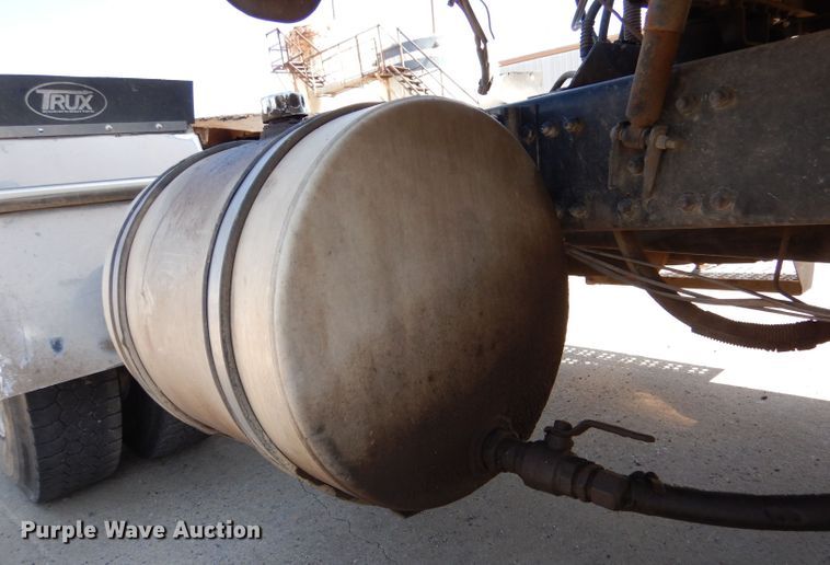 image for item DM2499 1993 Freightliner FLD  semi truck