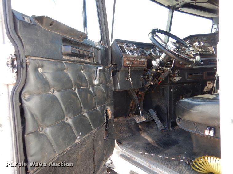 image for item DM2499 1993 Freightliner FLD  semi truck