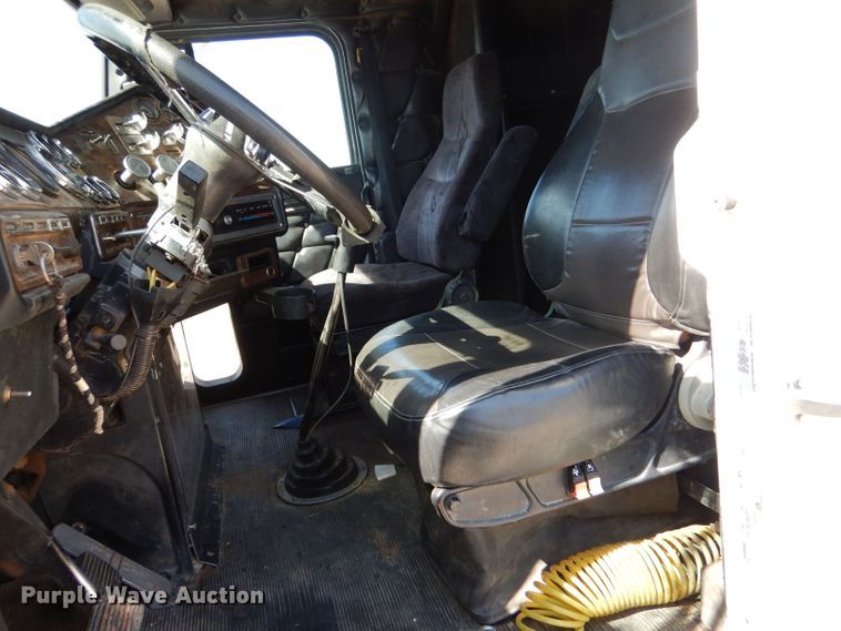 image for item DM2499 1993 Freightliner FLD  semi truck