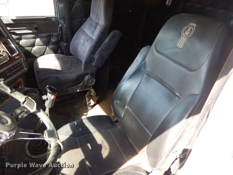 image for item DM2499 1993 Freightliner FLD  semi truck