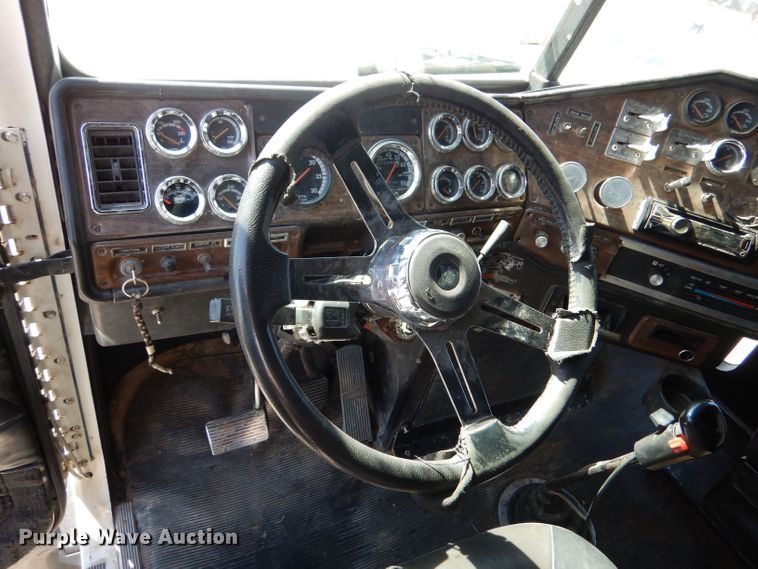 image for item DM2499 1993 Freightliner FLD  semi truck