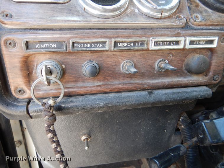 image for item DM2499 1993 Freightliner FLD  semi truck