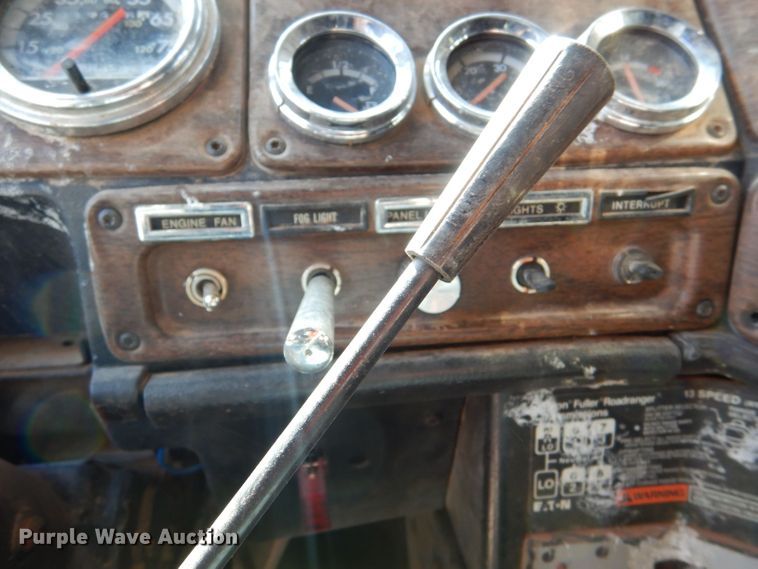 image for item DM2499 1993 Freightliner FLD  semi truck