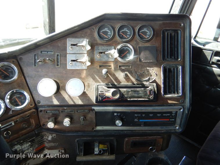 image for item DM2499 1993 Freightliner FLD  semi truck