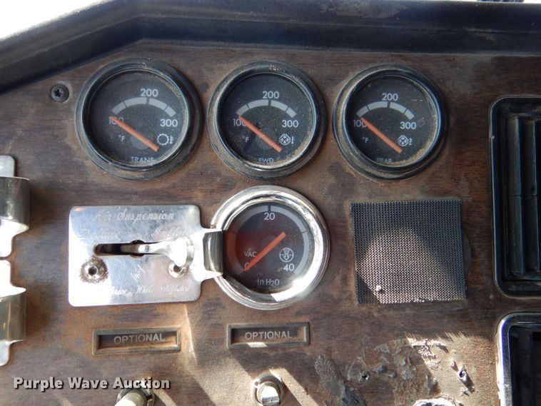 image for item DM2499 1993 Freightliner FLD  semi truck