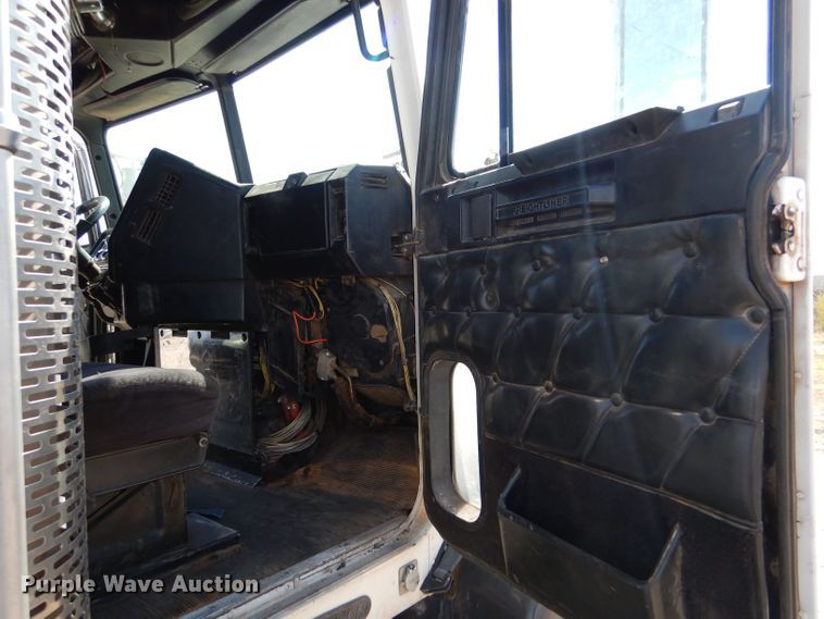 image for item DM2499 1993 Freightliner FLD  semi truck