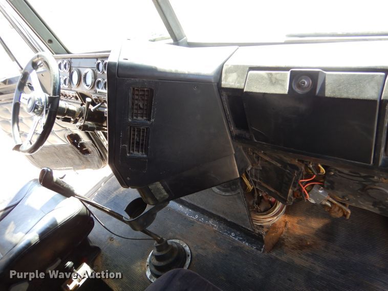 image for item DM2499 1993 Freightliner FLD  semi truck