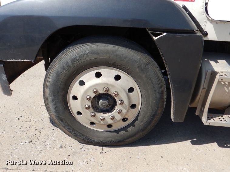 image for item DM2499 1993 Freightliner FLD  semi truck