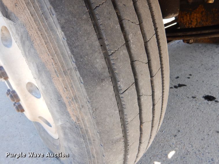 image for item DM2499 1993 Freightliner FLD  semi truck