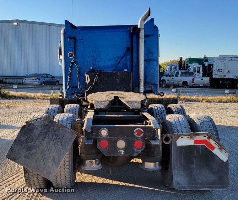 image for item DM8080 1993 Freightliner FLD120  semi truck