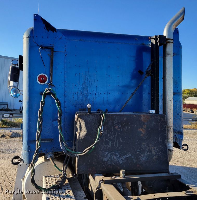 image for item DM8080 1993 Freightliner FLD120  semi truck