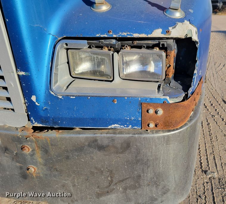 image for item DM8080 1993 Freightliner FLD120  semi truck