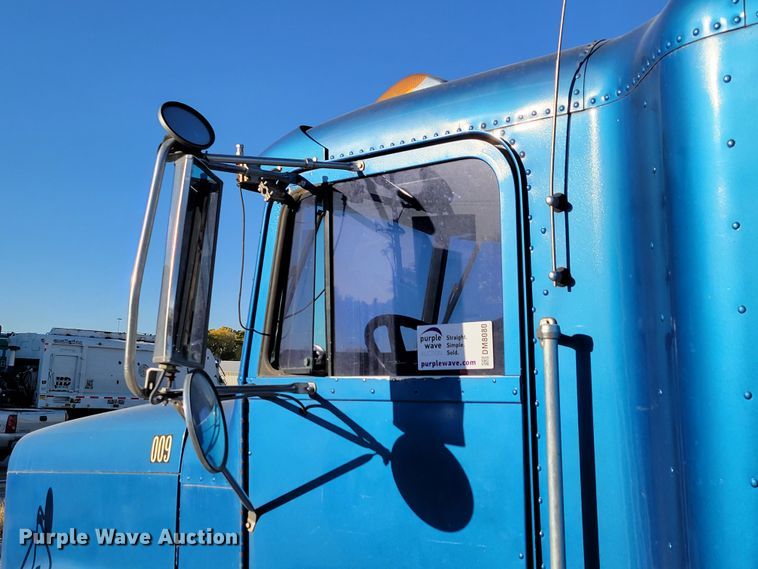 image for item DM8080 1993 Freightliner FLD120  semi truck