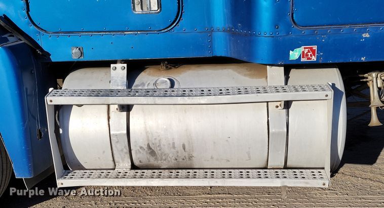 image for item DM8080 1993 Freightliner FLD120  semi truck