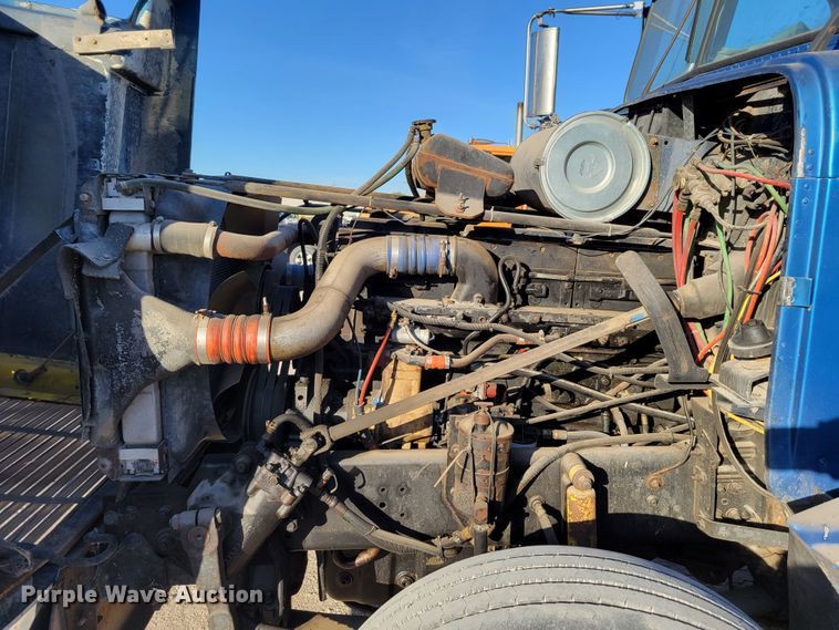 image for item DM8080 1993 Freightliner FLD120  semi truck