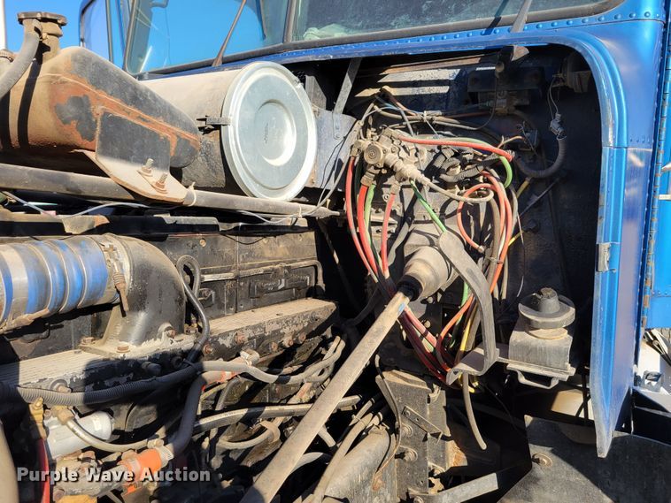 image for item DM8080 1993 Freightliner FLD120  semi truck