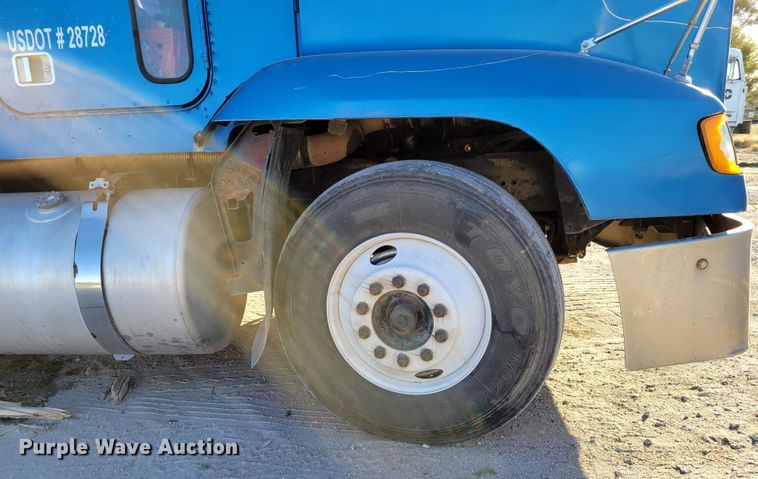 image for item DM8080 1993 Freightliner FLD120  semi truck