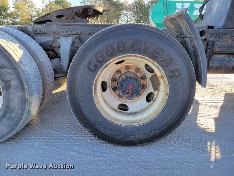 image for item DM8080 1993 Freightliner FLD120  semi truck