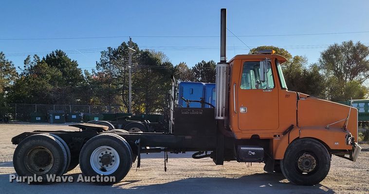 image for item DM8081 1994 White GMC WCA  semi truck