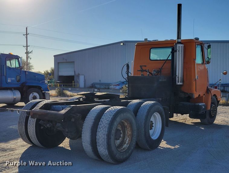 image for item DM8081 1994 White GMC WCA  semi truck