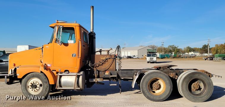 image for item DM8081 1994 White GMC WCA  semi truck