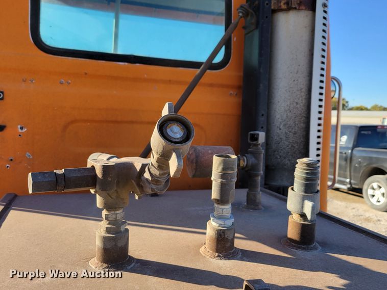 image for item DM8081 1994 White GMC WCA  semi truck