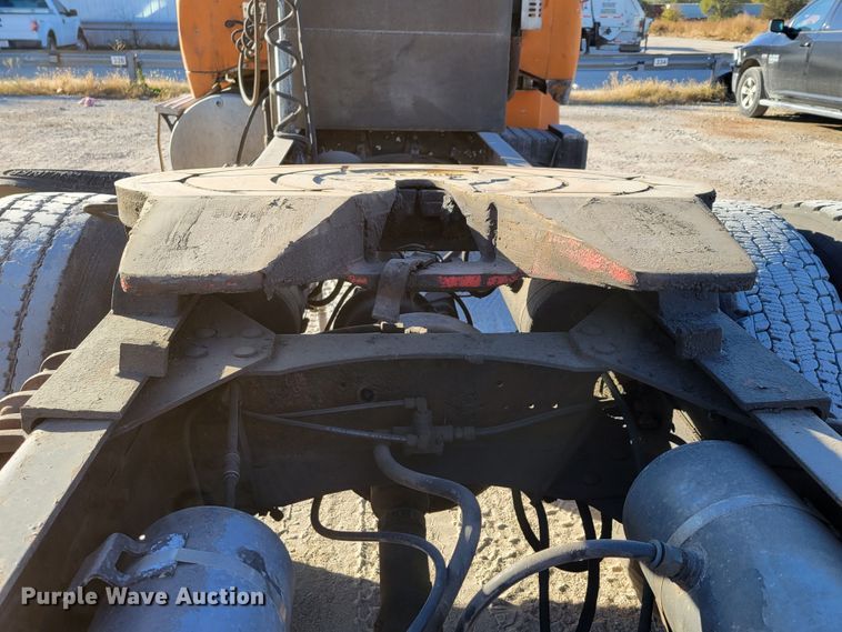 image for item DM8081 1994 White GMC WCA  semi truck