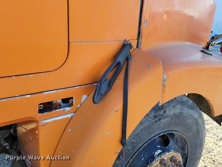 image for item DM8081 1994 White GMC WCA  semi truck