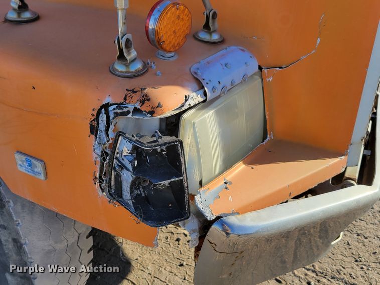 image for item DM8081 1994 White GMC WCA  semi truck