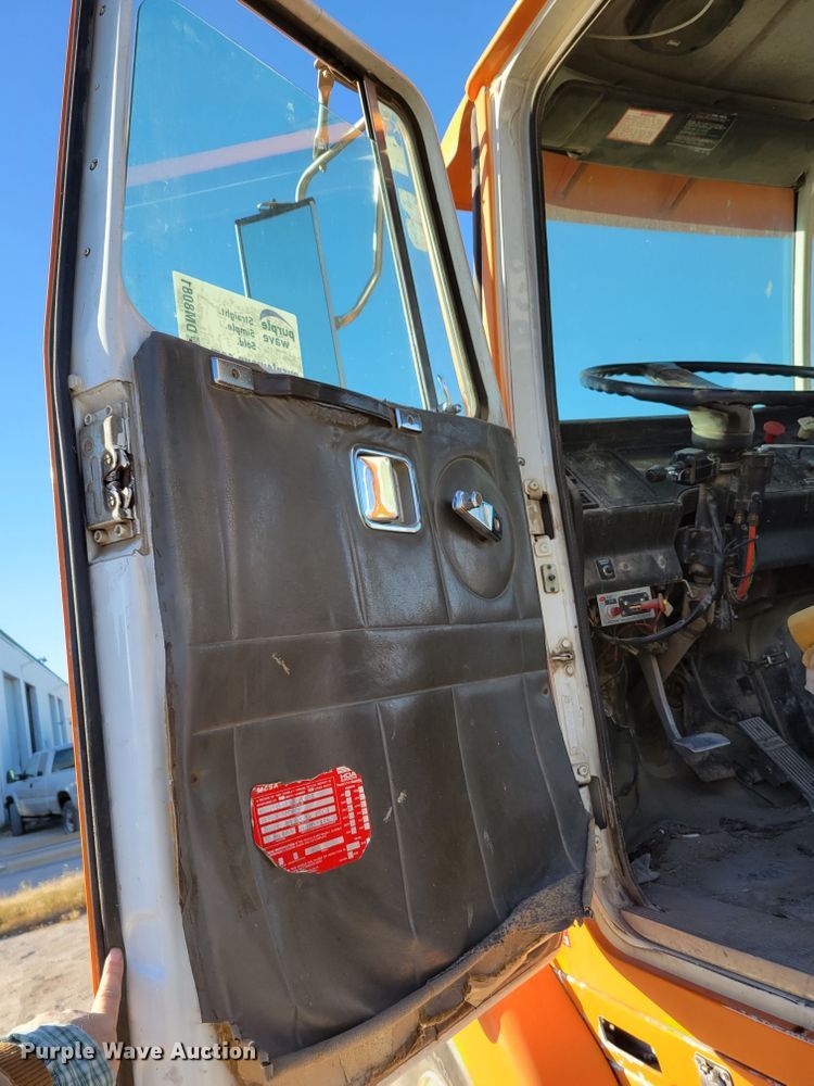 image for item DM8081 1994 White GMC WCA  semi truck