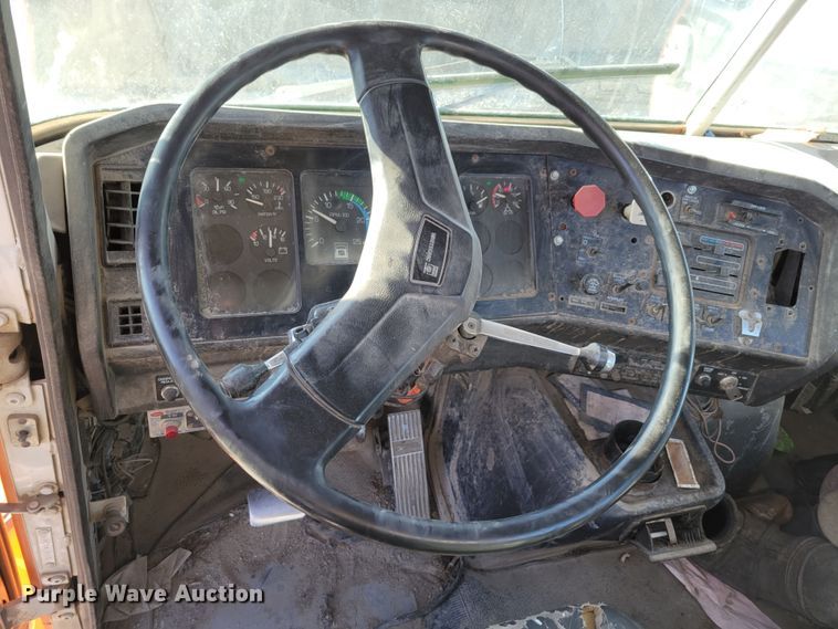 image for item DM8081 1994 White GMC WCA  semi truck