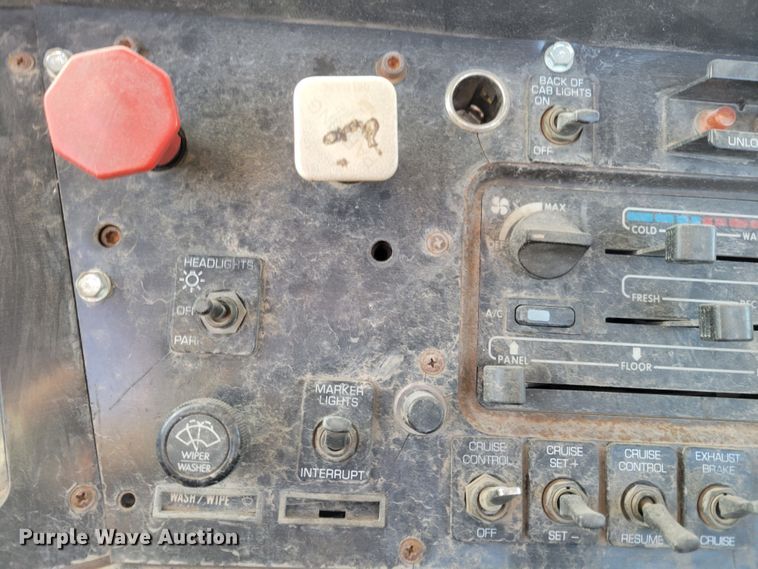 image for item DM8081 1994 White GMC WCA  semi truck